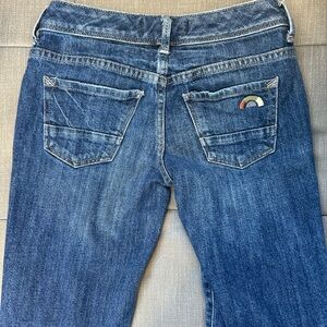 low-rise bootcut blue jeans with a fun design 💚